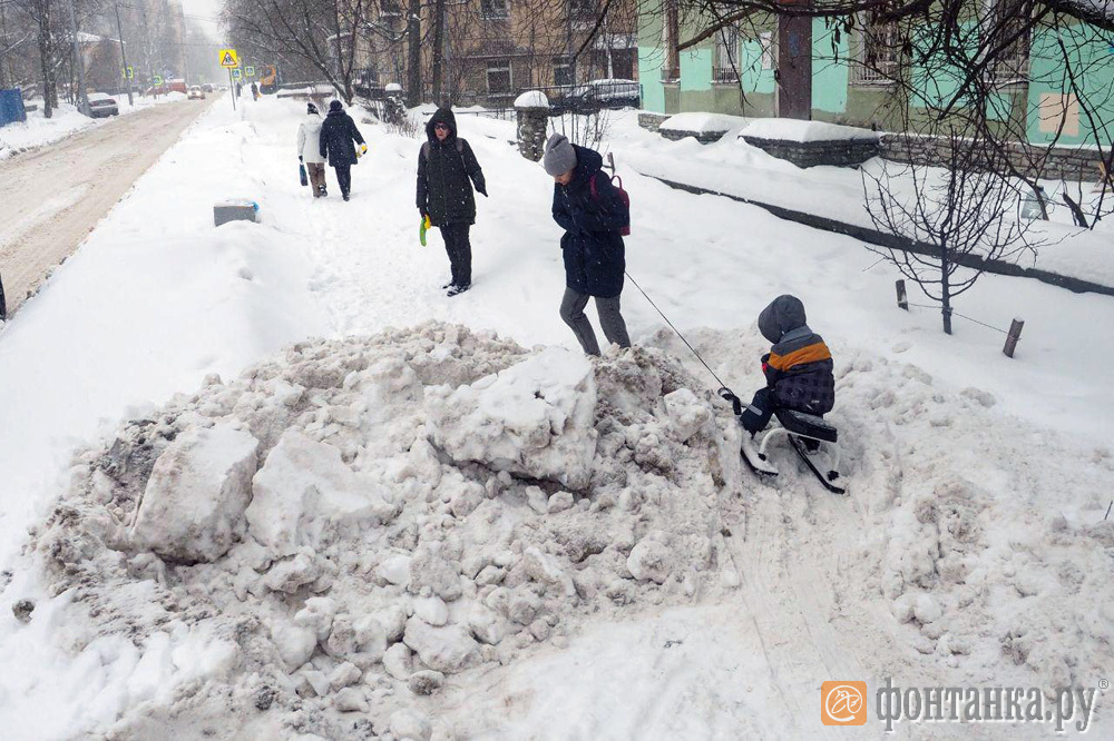 Разве это зима. Убирают снег в Питере и Москве. Зима уходит. Плохая уборка снега. Зима снегопад город.