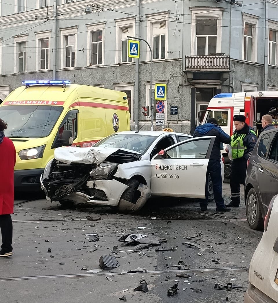 Такси попало в ДТП на Садовой, на месте скорые, дорога усеяна обломками |  19.01.2020 | Санкт-Петербург - БезФормата