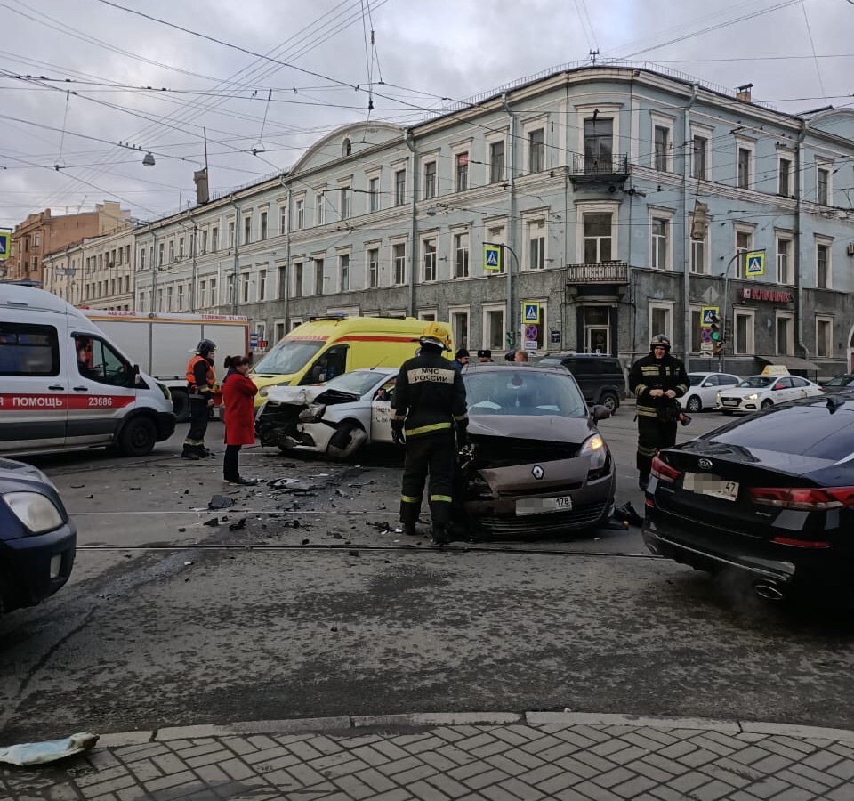 Такси попало в ДТП на Садовой, на месте скорые, дорога усеяна обломками |  19.01.2020 | Санкт-Петербург - БезФормата