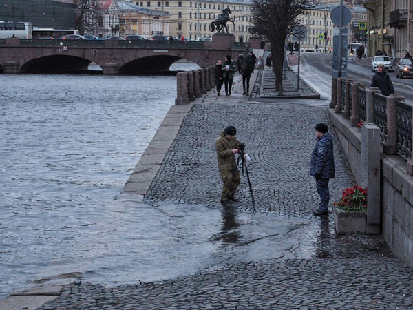 В Петербурге закроют часть затворов дамбы. Сильный ветер нагоняет волну из залива