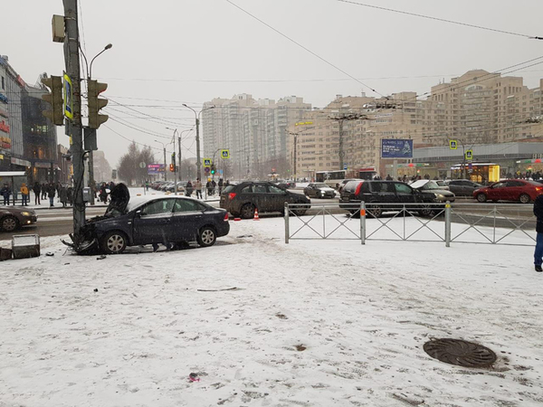 На Науки «Поло» сбил девушку на тротуаре и ушел в столб