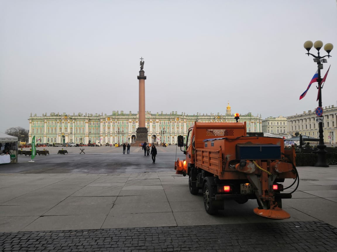 Спб дорожная. Уборка Дворцовой площади. Дорожные службы Петербурга фото. Уборка Дворцовой площади от строительного мусора. Городская пожарная служба СПБ от Смольного.