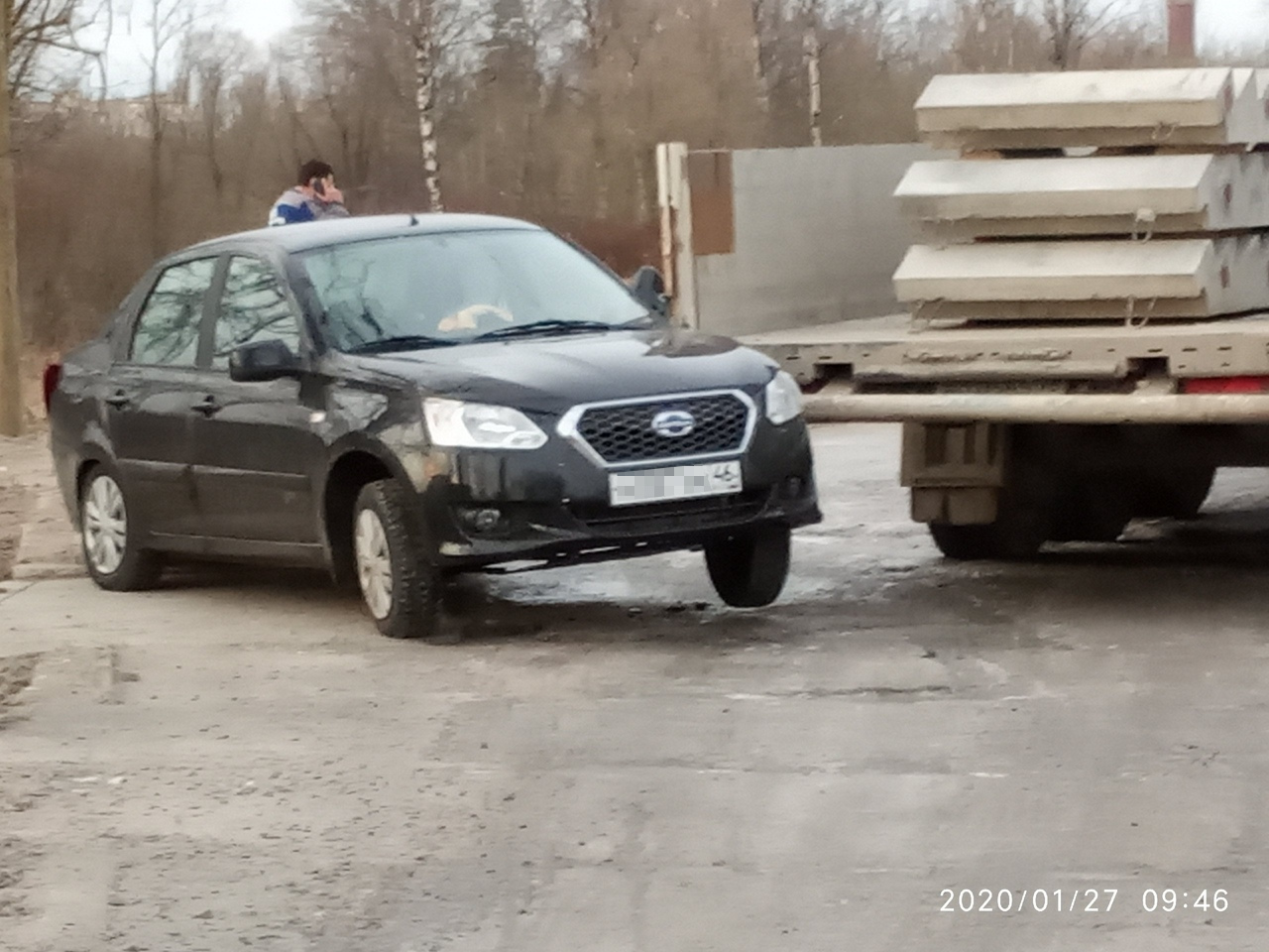 Ваз висевших в воздухе. Внедорожник висит в воздухе.