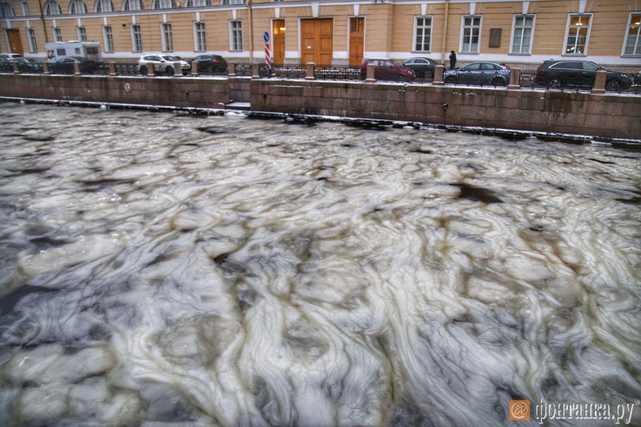 Мелкий лед на воде. Ледяное сало на реках Петербурга. Ледяное сало Санкт-Петербург. Снежура в Санкт-Петербурге. В Питере на Неве снежура.