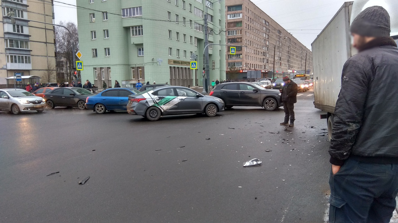 ГАЗель» протаранила две машины и знак на Просвещения. На Васильевском  внедорожник оторвал дверь легковушке | 30.01.2020 | Санкт-Петербург -  БезФормата