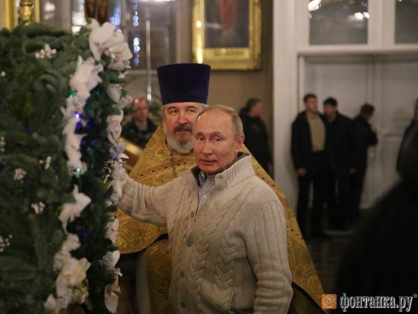Путин отмечает Рождество в Петербурге. Второй год подряд президент приходит на службу в храм, где его крестили