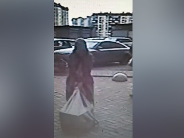 Видео: сейф с тремя миллионами влюбленного пенсионера коварная иностранка затаскивала в лифт на простыне. Очевидцы не удивились