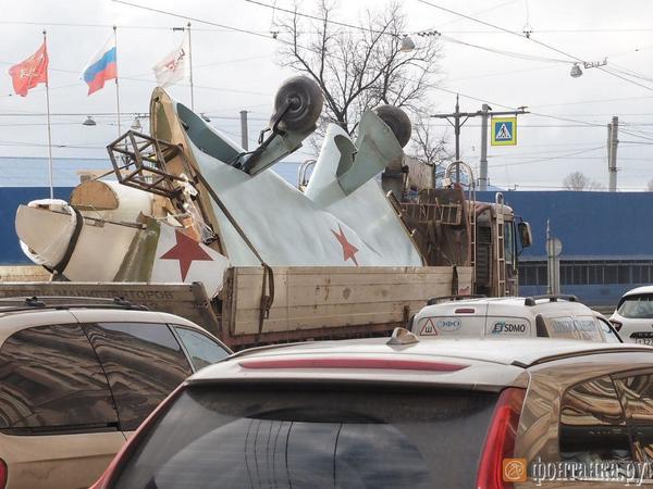 Декорацию к «русскому Дюнкерку» провезли по Петроградской. Горожане снимали необычный груз на камеру