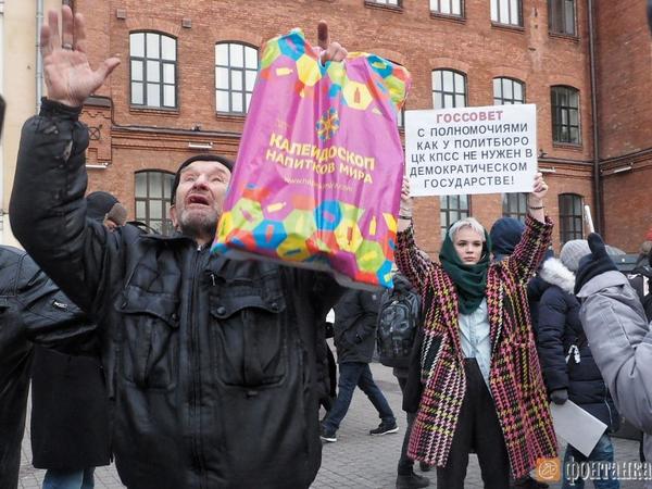 На петербургской акции против внесения изменений в Конституцию задержания. В автозаках больше десяти человек