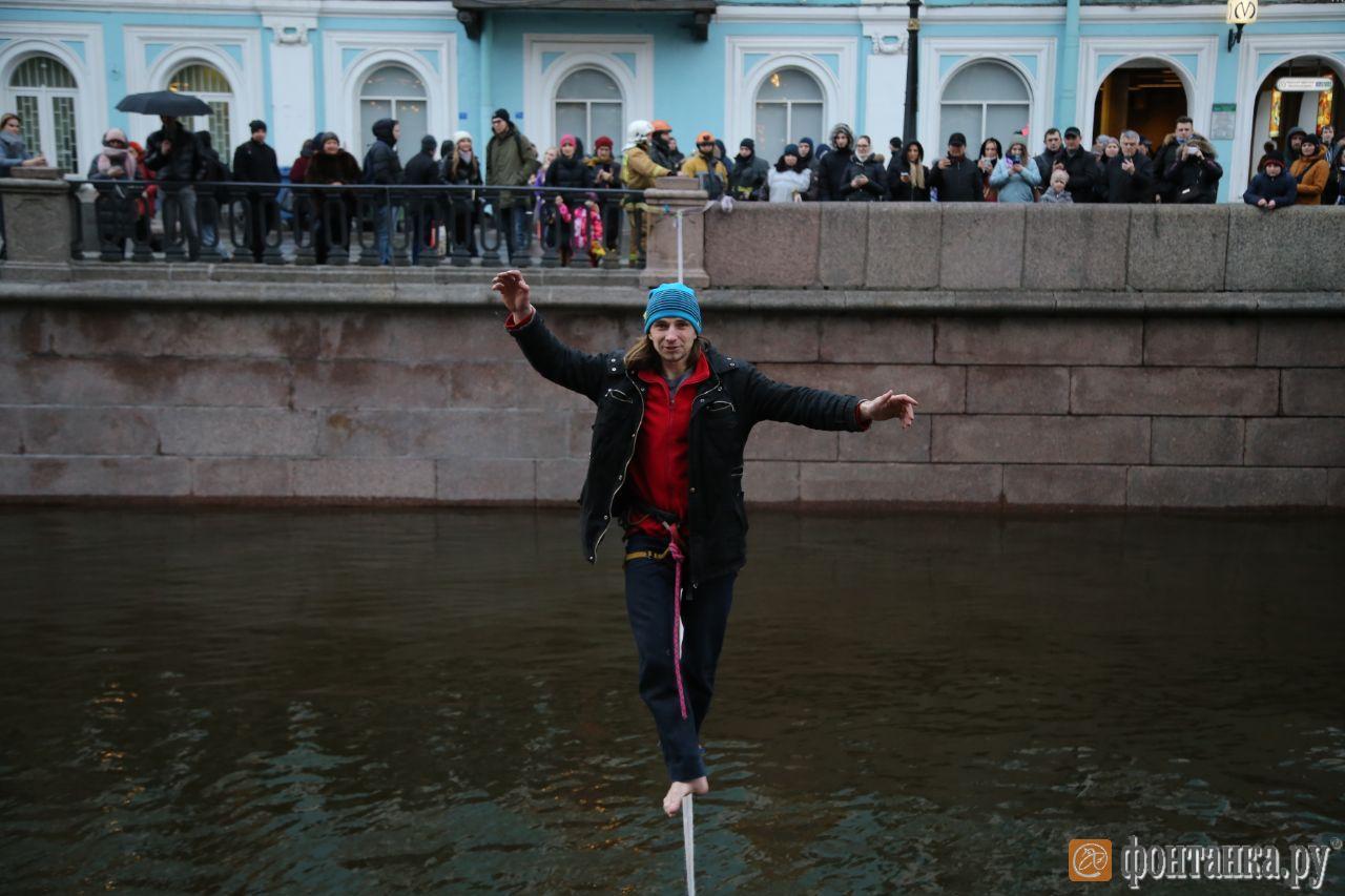 Канатоходца через канал Грибоедова забрали в полицию за «превышение  высоты». Теперь он жонглирует перед мигрантами в отделе | 19.02.2020 |  Санкт-Петербург - БезФормата