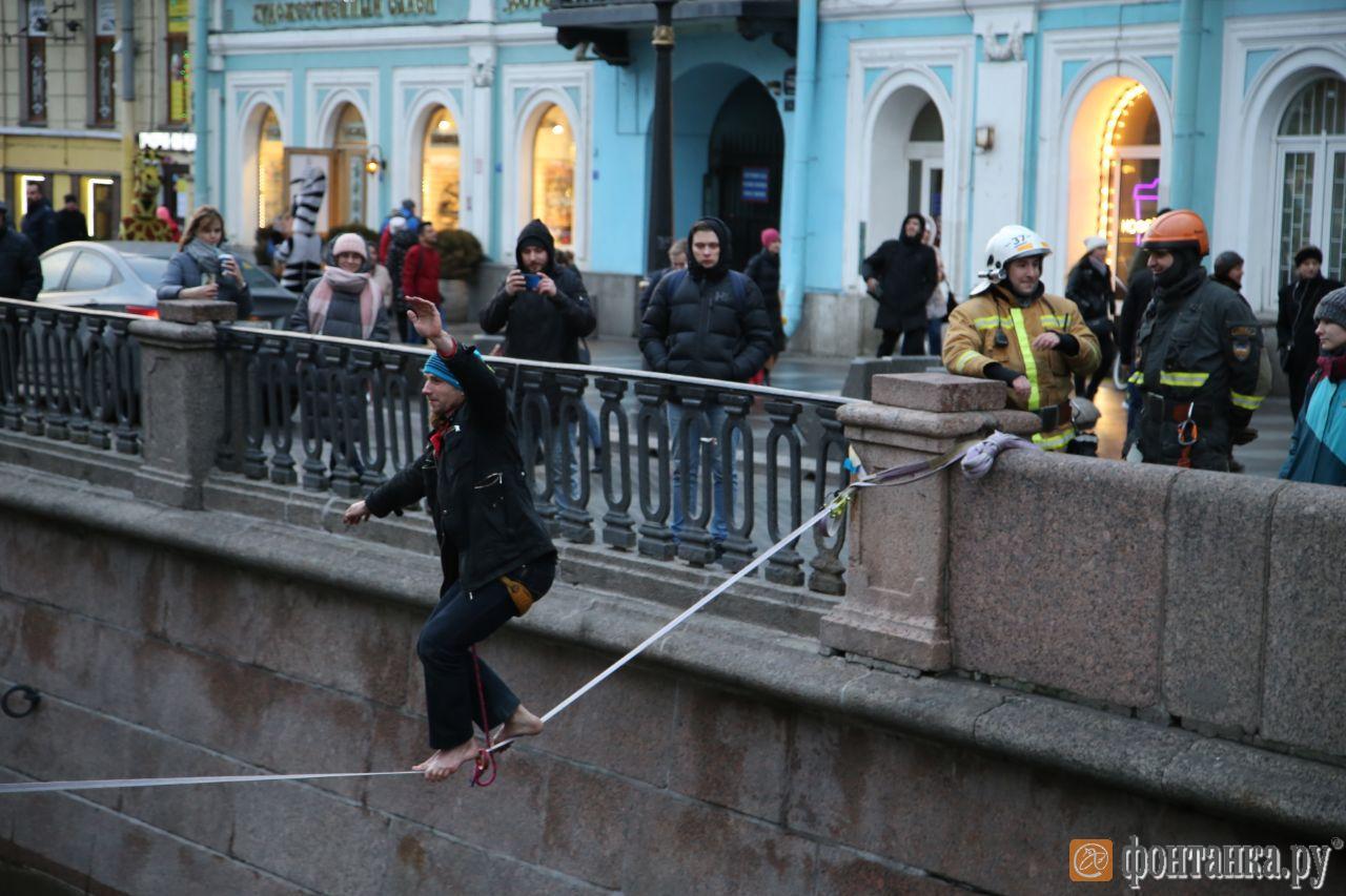 Канатоходца через канал Грибоедова забрали в полицию за «превышение  высоты». Теперь он жонглирует перед мигрантами в отделе | 19.02.2020 |  Санкт-Петербург - БезФормата