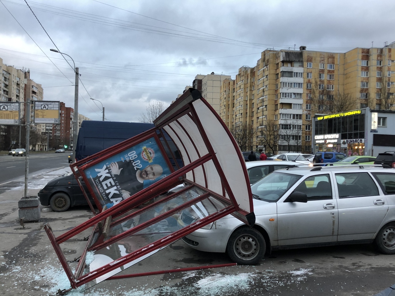 Автобусная остановка придавила две легковушки на Шлиссельбургском. Одна из  них - такси | 03.02.2020 | Санкт-Петербург - БезФормата