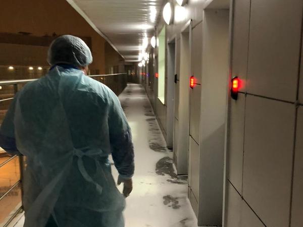 Коронавирусный постапокалипсис: как в Петербурге выглядят карантинные боксы, где запирают прибывших из Китая